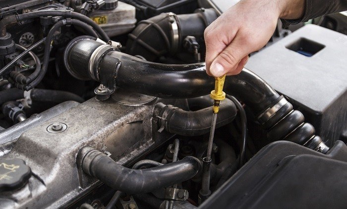 7 Low Transmission Fluid Symptoms, Causes & Solutions